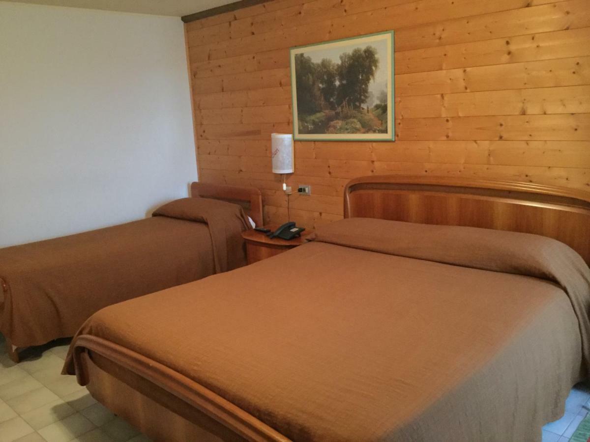 Albergo Ciori 아지아고 외부 사진